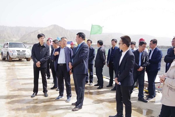 黄继宗调研平凉过境车辆综合服务中心一期(平凉市中心充电站)项目建设情况(图2) 黄继宗调研平凉过境车辆综合服务中心一期(平凉市中心充电站)项目建设情况(图2)