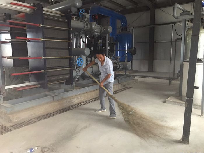 能源供应公司组织人员对各换热站进行除尘防护作业(图2) 能源供应公司组织人员对各换热站进行除尘防护作业(图2)