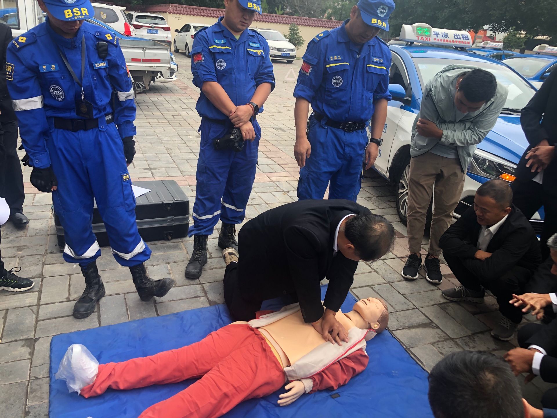 蓝天救援队走进泓源新能源出租汽车公司开展应急救护培训活动(图2) 蓝天救援队走进泓源新能源出租汽车公司开展应急救护培训活动(图2)