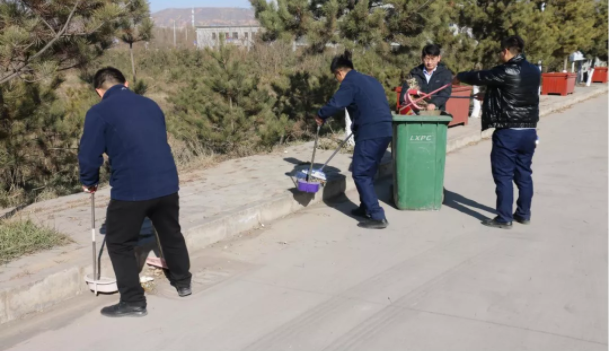 文明创建我先行 ——时博官方网站_时博（中国）一站式服务官网团委开展环境卫生整治志愿活动(图2)