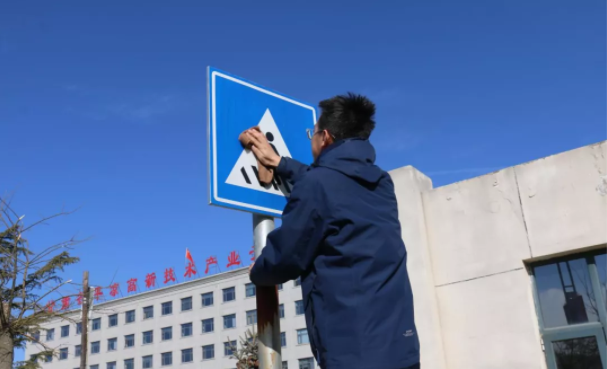 文明创建我先行 ——时博官方网站_时博（中国）一站式服务官网团委开展环境卫生整治志愿活动(图3)