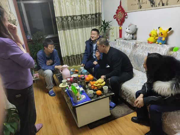 关爱员工冷暖 传递组织温情——时博官方网站_时博（中国）一站式服务官网组织开展员工家访活动(图2)