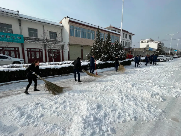 文明创建我先行——时博官方网站_时博(中国)一站式服务官网深入创城包抓村社开展清扫积雪志愿服务活动(图2) 文明创建我先行——时博官方网站_时博(中国)一站式服务官网深入创城包抓村社开展清扫积雪志愿服务活动(图2)