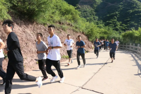 助力文旅市场 展示产投风采——时博官方网站_时博(中国)一站式服务官网组织开展员工登山比赛活动(图3) 助力文旅市场 展示产投风采——时博官方网站_时博(中国)一站式服务官网组织开展员工登山比赛活动(图3)