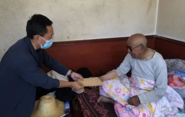 时博官方网站_时博（中国）一站式服务官网赴帮扶村对接工作并慰问困难党员(图2)