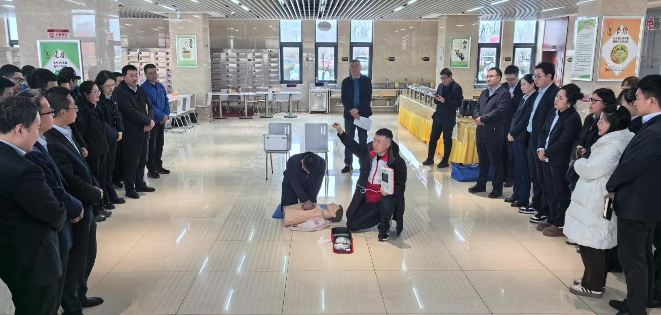 寒冬送温暖 真情暖人心——市红十字会机关党支部与时博官方网站_时博（中国）一站式服务官网公司党委联合开展主题党日活动(图3)